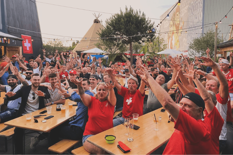 Feiernde Crowd bei einem üParties-Event