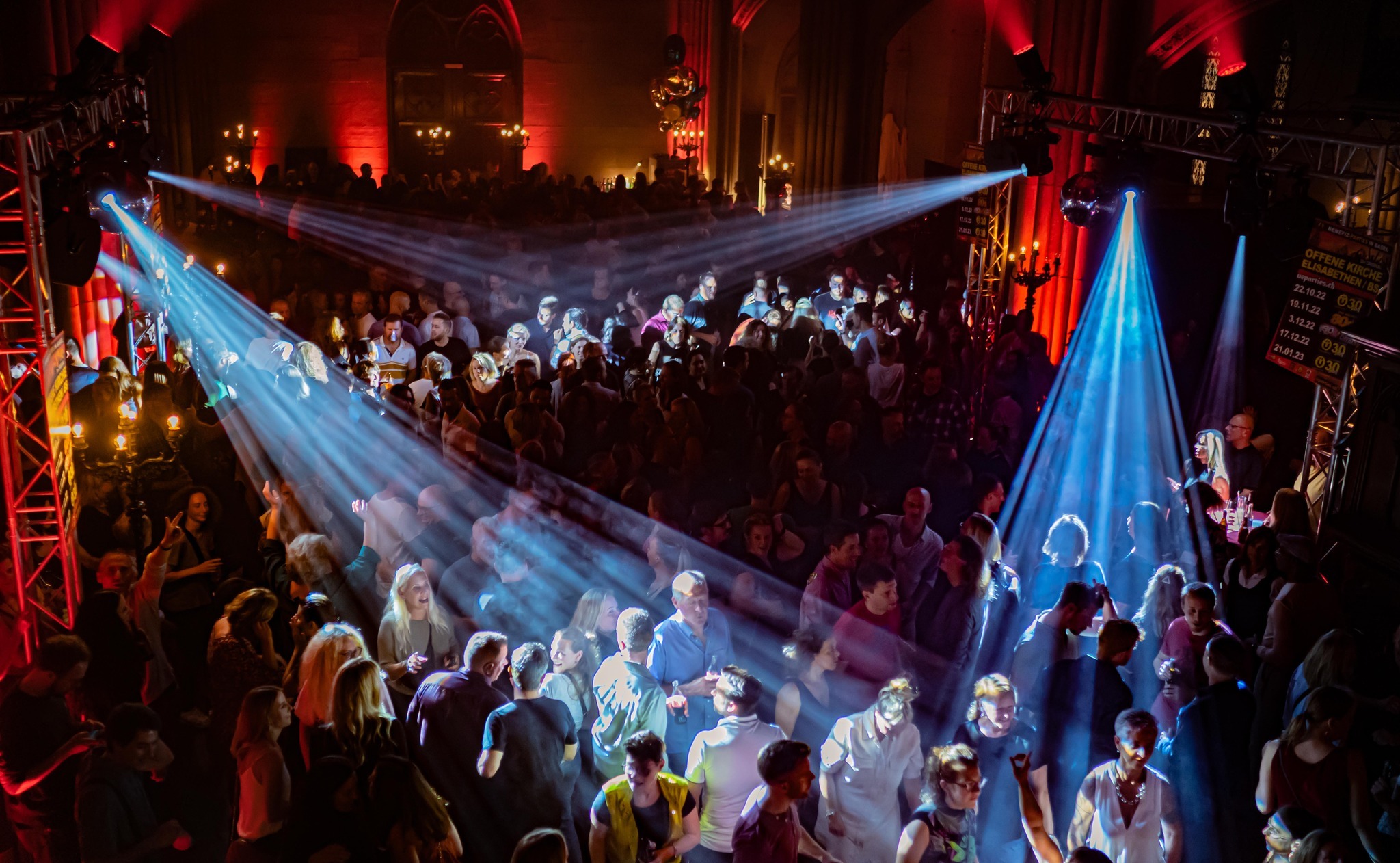 Volle Tanzfläche in der Elisabethenkirche Basel mit Lichtshow